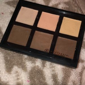 Anastasia Beverly Hills Light cream contour